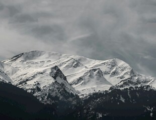 雪山云雾缭绕壮丽景观