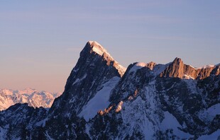 雪山壮丽日出景观