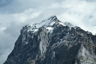 巍峨雪山壮丽景致