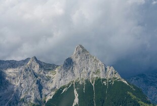 巍峨山峰云雾缭绕