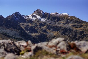 巍峨雪山与嶙峋山石景观