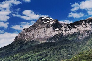 巍峨高山蓝天白云美景