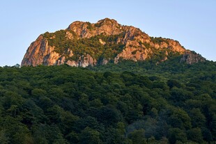 夕阳下的葱郁山峰