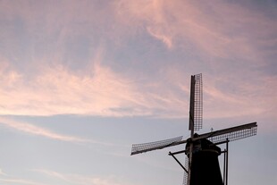 夕阳下的风车剪影