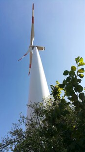 高耸风车与蓝天绿树