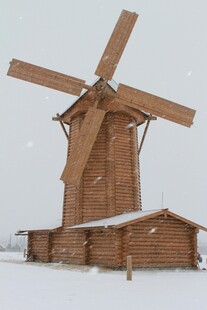 雪覆风车木屋冬日美景