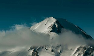 巍峨雪山云雾缭绕