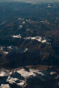 空中俯瞰山峦雪景
