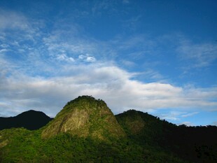 青山蓝天间的秀丽景致
