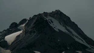 巍峨雪山壮丽景致