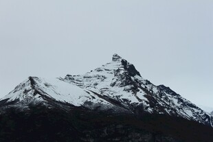 巍峨雪山壮丽景致