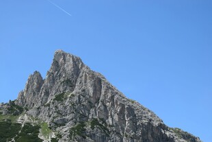 巍峨山峰耸立于蓝天之下