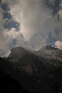 云雾缭绕的壮丽山峦