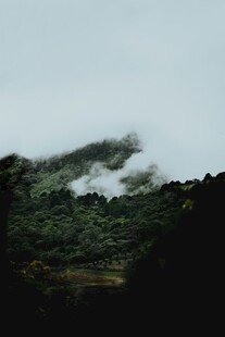 云雾缭绕的山间美景