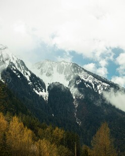 雪山秋色美景