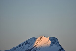 雪山之巅的金色光辉