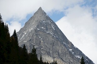 巍峨雪山尖顶