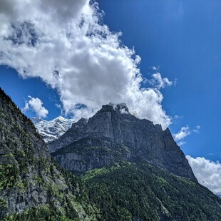 巍峨高山与蓝天白云美景