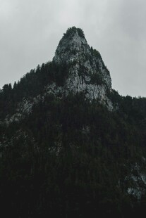 巍峨山峰隐于云雾之中