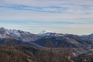 壮丽山景与远处雪山