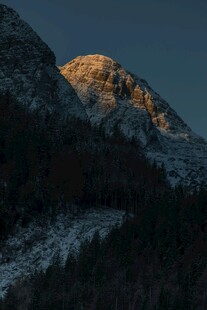 夕阳下的雪山与山林