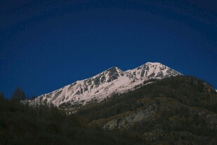 夜幕下的雪山美景