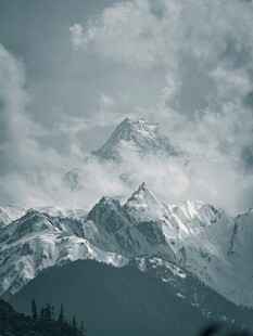 云雾缭绕的壮丽雪山