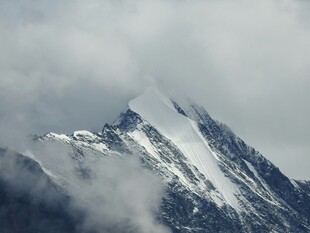 云雾缭绕的巍峨雪山