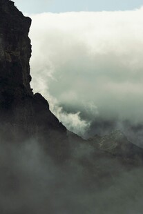 云雾缭绕的巍峨山峰