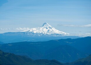 巍峨雪山与连绵山峦