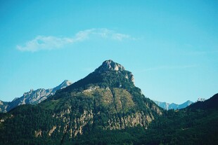 巍峨山峰映蓝天
