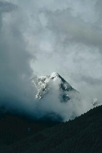 云雾缭绕中的巍峨雪山