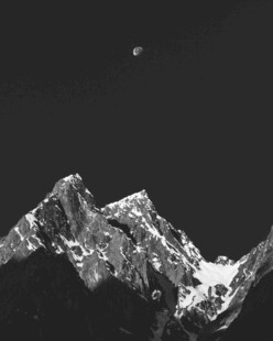 月夜下的巍峨雪山