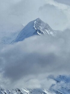 云雾缭绕的巍峨雪山