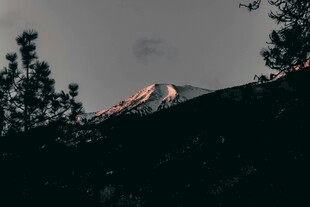 山间暮色中的巍峨雪峰