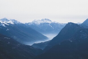 壮丽群山与远处雪山景观