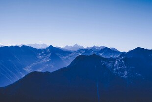 壮丽群山蓝天美景
