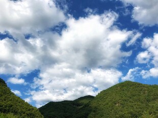 青山之上蓝天白云美景