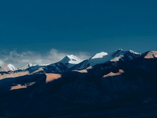壮丽雪山景观