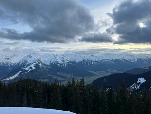雪山云海壮丽自然景观