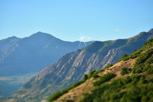 壮丽山景 绿意盎然的山坡