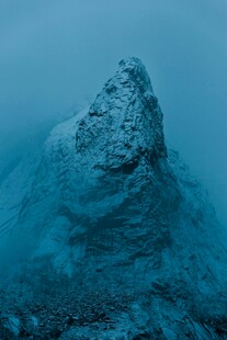 雾中孤峰