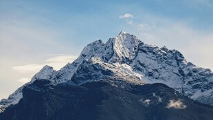 巍峨雪山壮丽景致