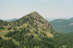 翠绿山峦风景如画