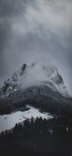 云雾缭绕的巍峨雪山