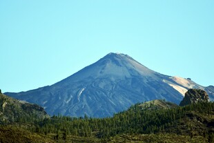 巍峨壮丽的山峰景观