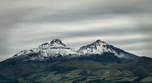雪山远景
