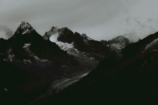 巍峨雪山云雾缭绕之景