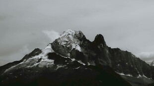 巍峨雪山壮丽景致