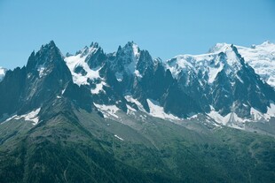 巍峨雪山壮丽景致